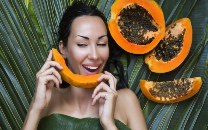 La papaya es una fruta baja en calorías, rica en fibra dietética, especialmente fibra soluble, lo que ayuda a mantener la saciedad.
